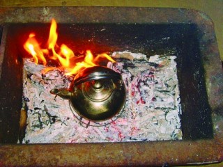 霭霭新春，泥炉煮茶